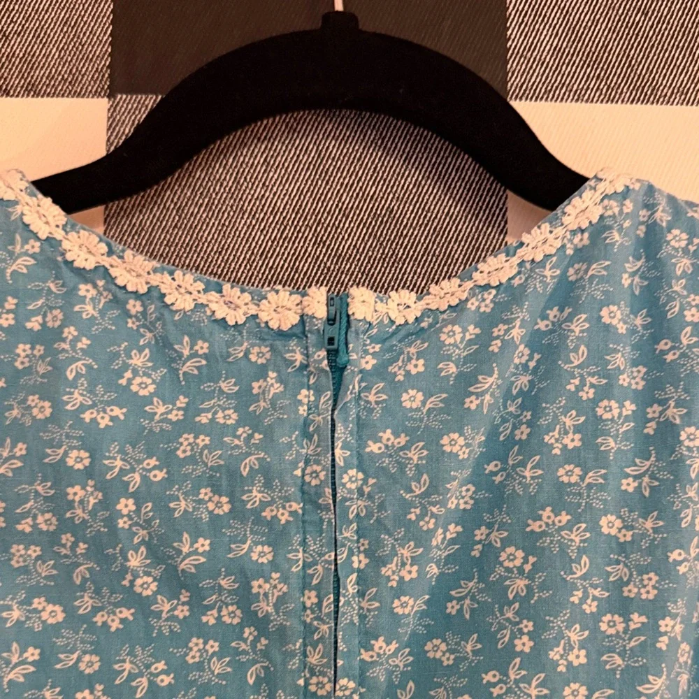 Chic Blue Floral Midi Dress - Picture 4 of 6